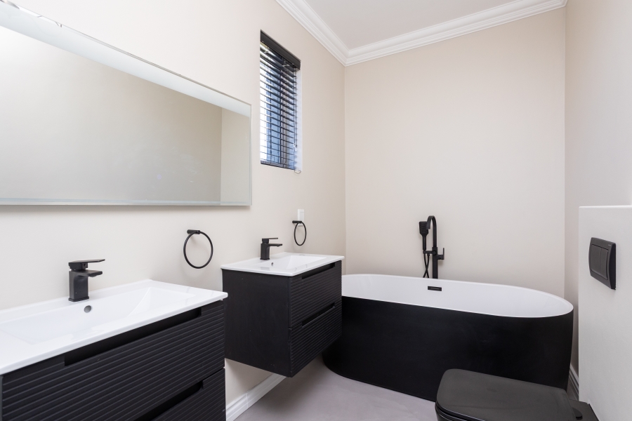 To Let 4 Bedroom Property for Rent in Val De Vie Estate Western Cape